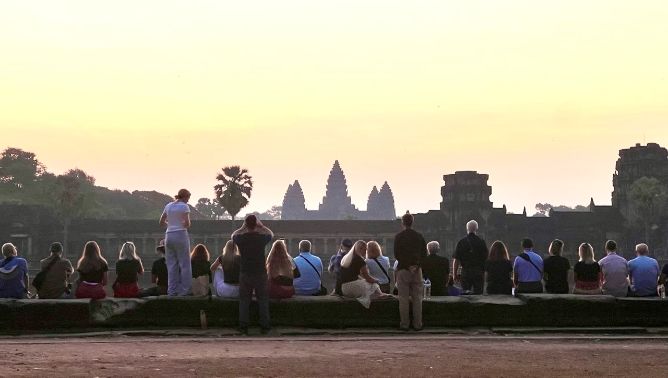 Taxi Siem Reap to Sunrise at Angkor & Small Tour Circuit 