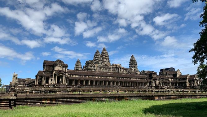Two Day Angkor Wat Highlights – Round Trip from Phnom Penh